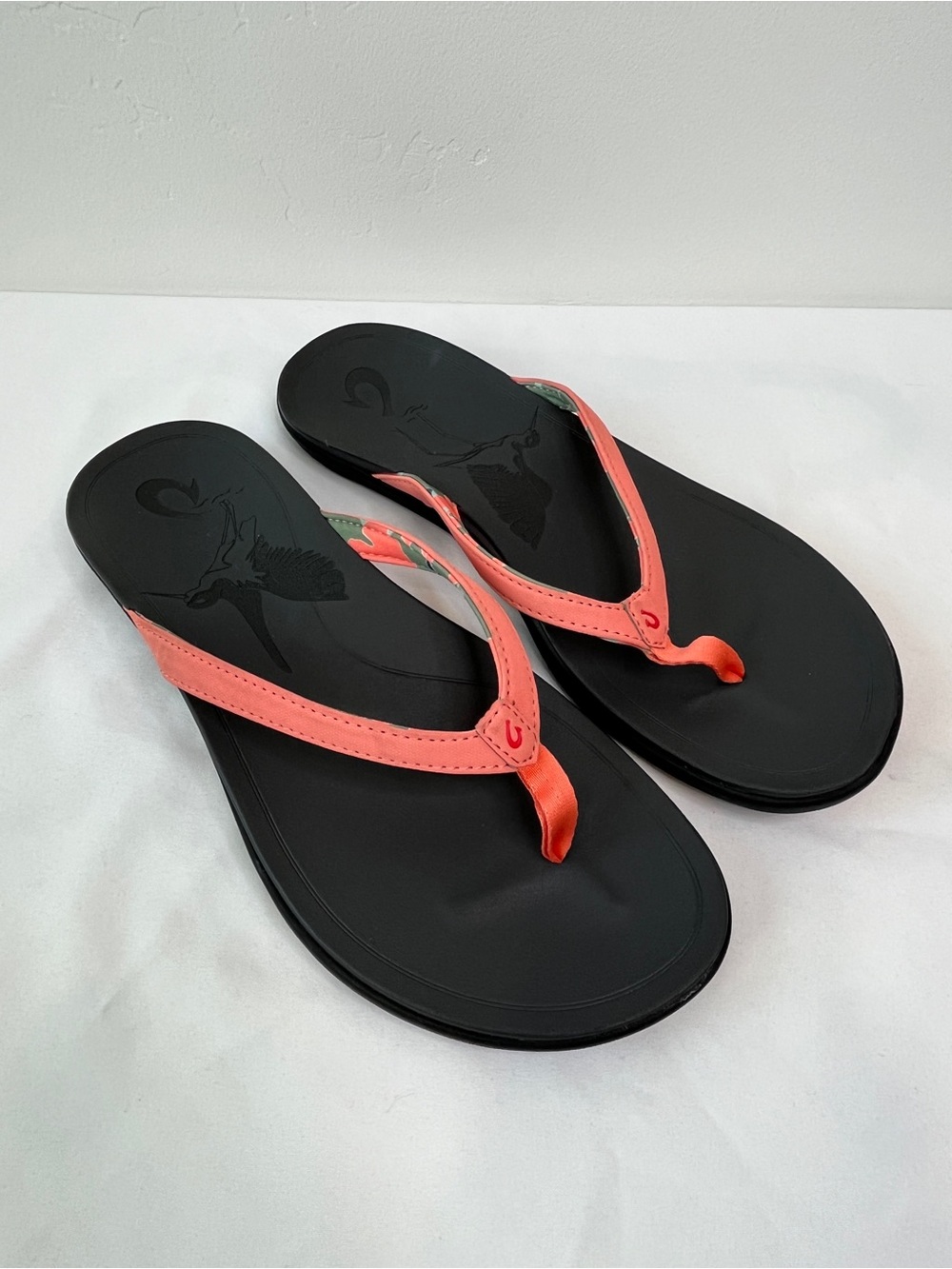 OluKai Ho'opio Ae'o Black Coral Pink Bird Flip Flop Sandals Womens Size 10